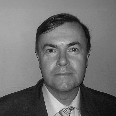 Retrato en blanco y negro de Francisco Moyano, hombre de traje oscuro y corbata.